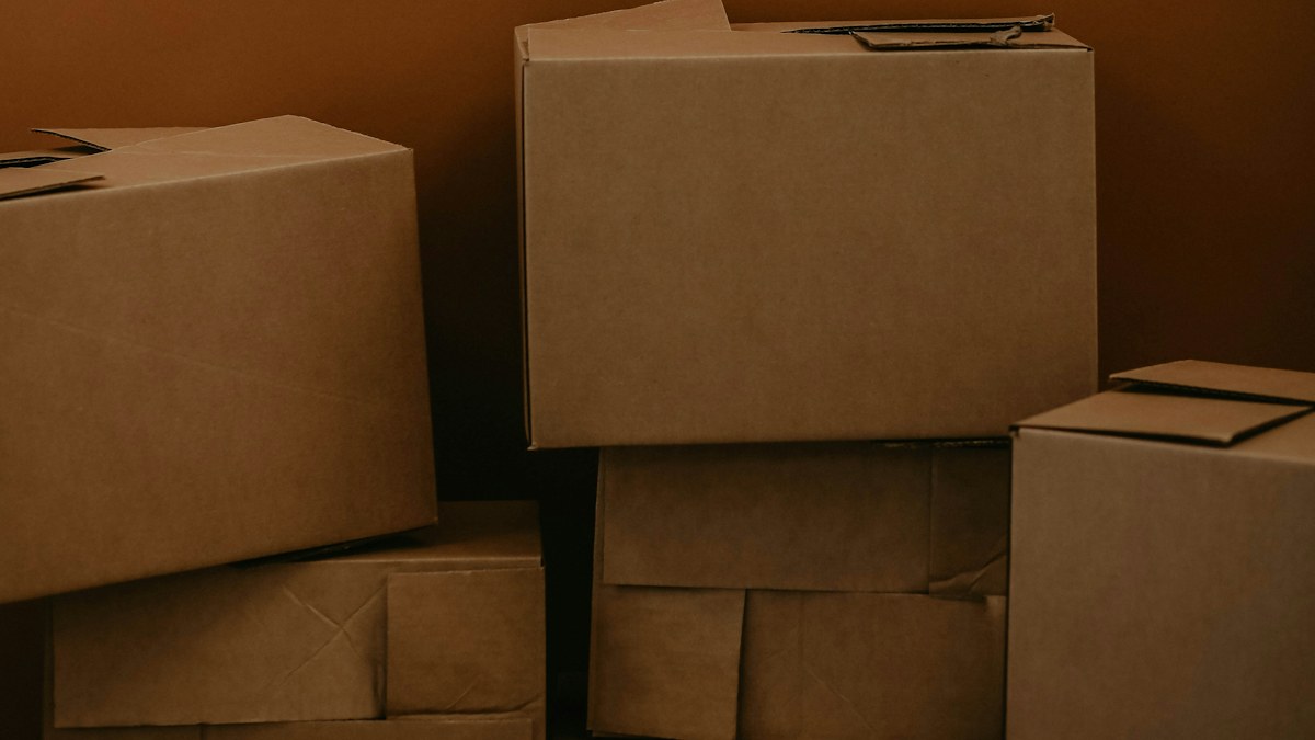 Pilha de caixas de papelão de encomendas
