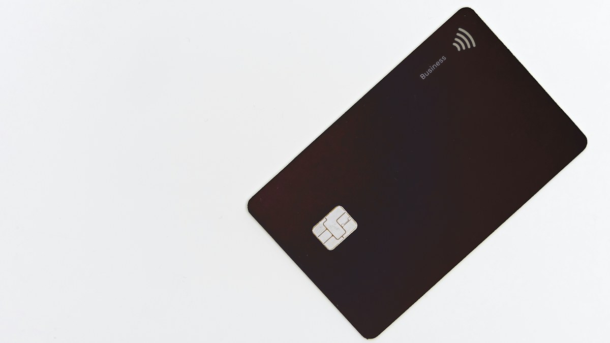 Cartão de crédito preto com chip sobre fundo branco