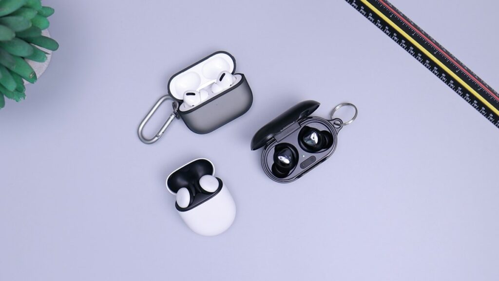 Fones de ouvido sem fio sobre mesa branca