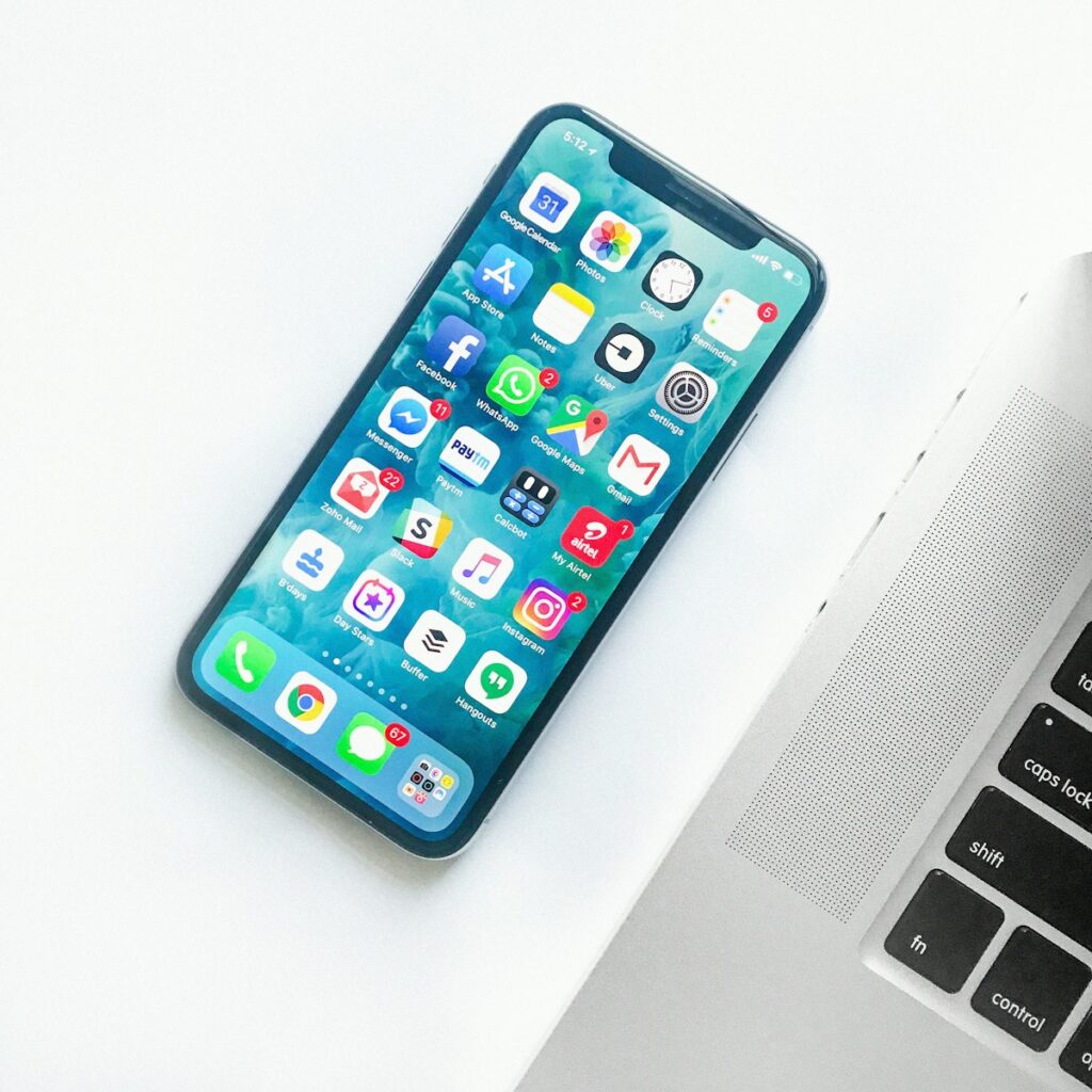 Smartphone sobre a mesa ao lado de um notebook